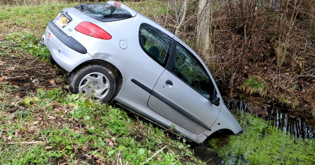 Auto in de sloot aangetroffen naast parkeerterrein VV Vuren
