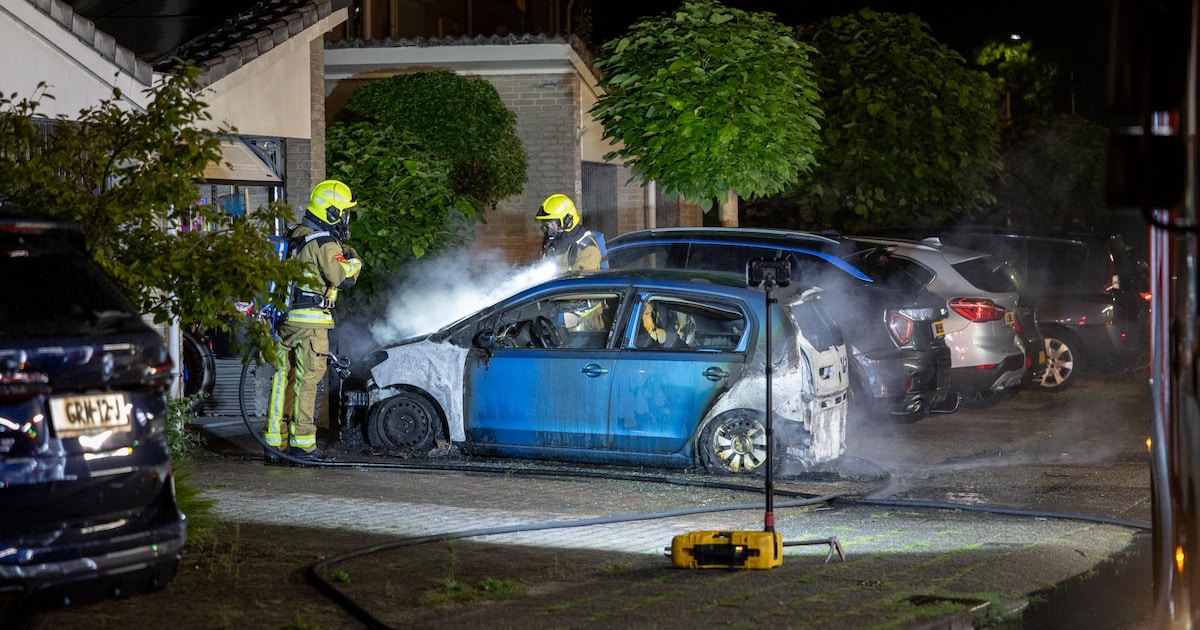 Auto volledig uitgebrand op oprit Grote Buitendijk in Velserbroek