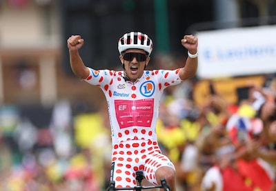 Wat een ontknoping! Carapaz profiteert van val Kuss en wint koninginnenrit, Pogacar op weg naar eindzege