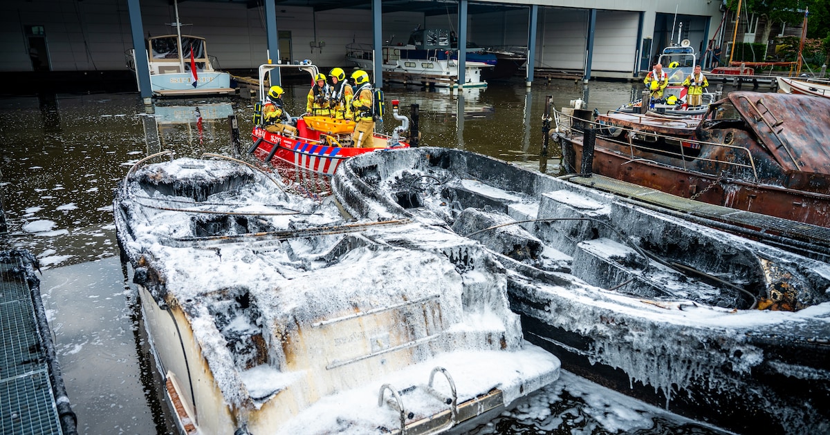 Drie boten uitgebrand na brand in jachthaven Woubrugge, vier mensen nagekeken door ambulancepersonee