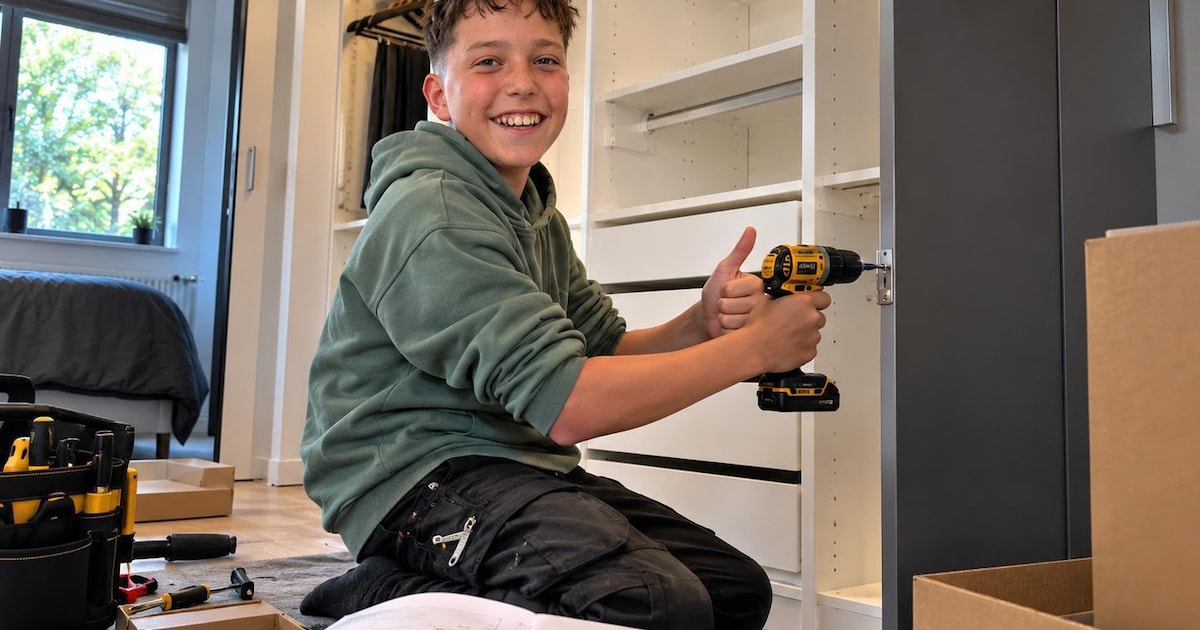 Neall (13) zet voor anderen IKEA-meubels in elkaar: ‘Ik vind het gewoon heel erg leuk’