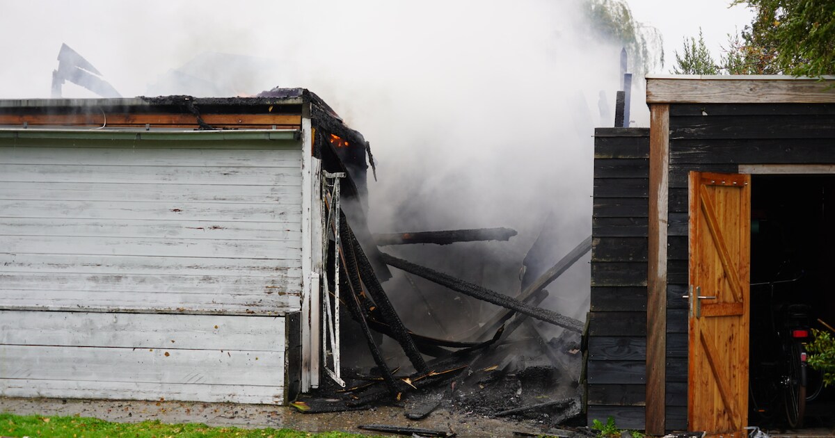 Schuur verwoest door brand op Elzenkade in Zwanenburg