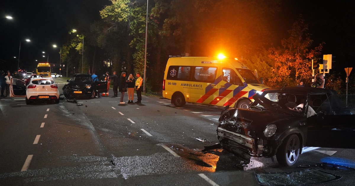 Drie auto’s botsen bij verkeerslicht in Wezep