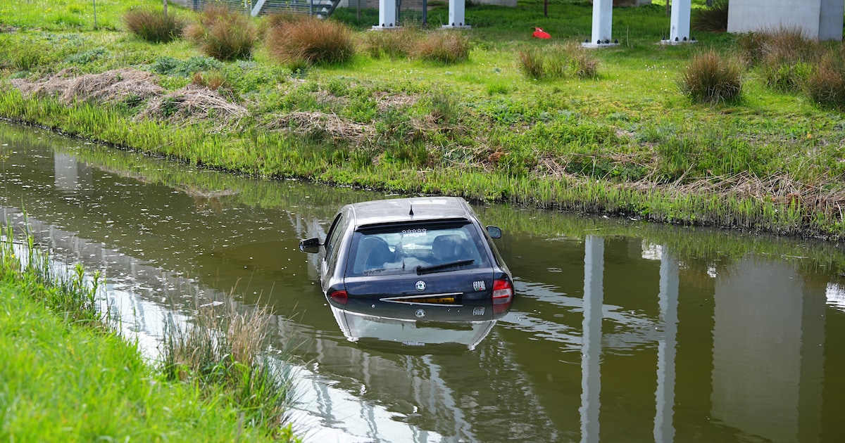 Auto belandt in water langs de Violierenweg in Bleiswijk