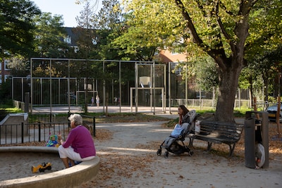 Amsterdam haalt ‘onveilige’ trampolines uit speeltuin weg: ‘Dit gaat drie keer nergens over’