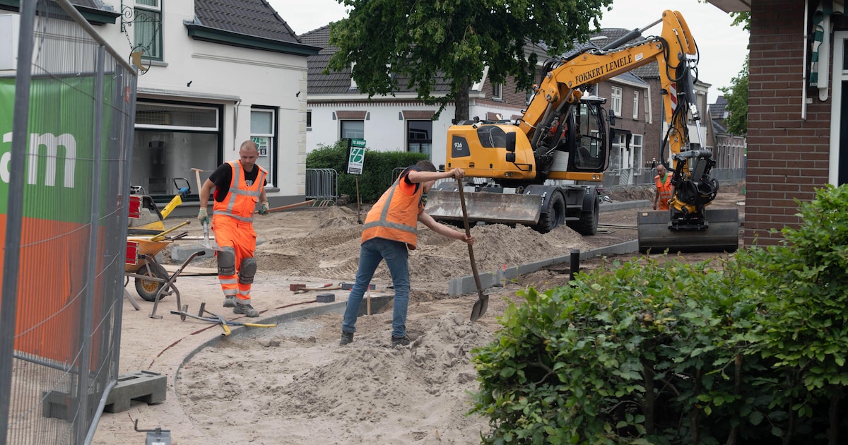 Dorpsstraat in Heino is al weken dicht: dit gebeurt er achter de hekken | Foto