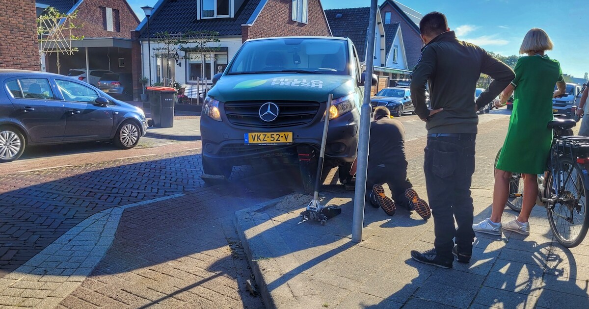 Busje van bezorgbedrijf HelloFresh botst op paaltje in Bunschoten ...