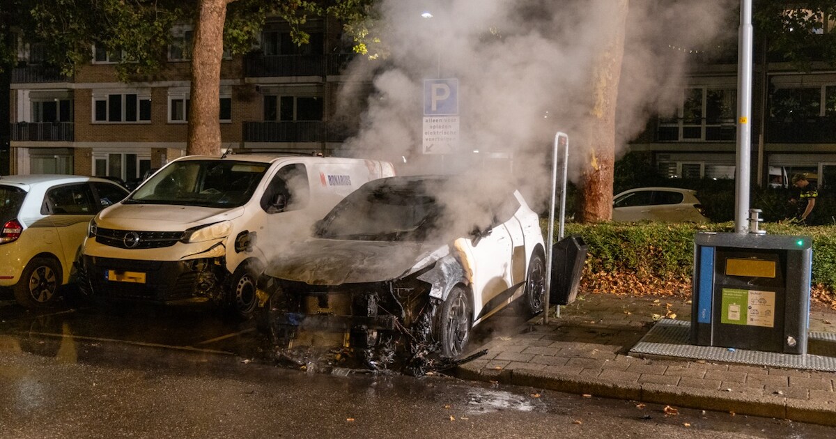 Elektrische auto uitgebrand op Populierenlaan in Zwanenburg