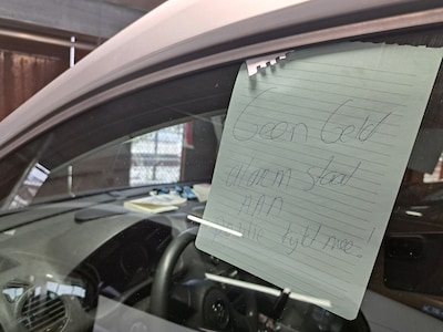 Eigenaar auto waarschuwt inbrekers na reeks auto-inbraken met briefje: ‘Geen geld, alarm staat aan, 