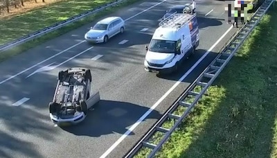 Auto op zijn kop op A58: lange file van Tilburg richting Eindhoven