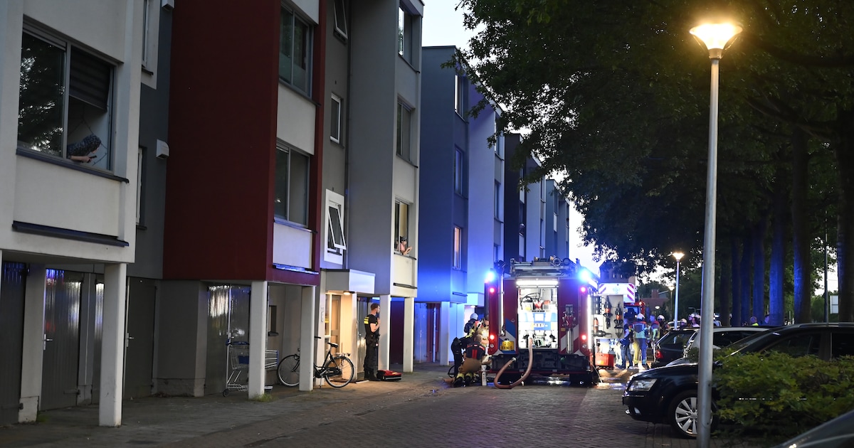 Brand in flat in Almelo, persoon uit woning gehaald