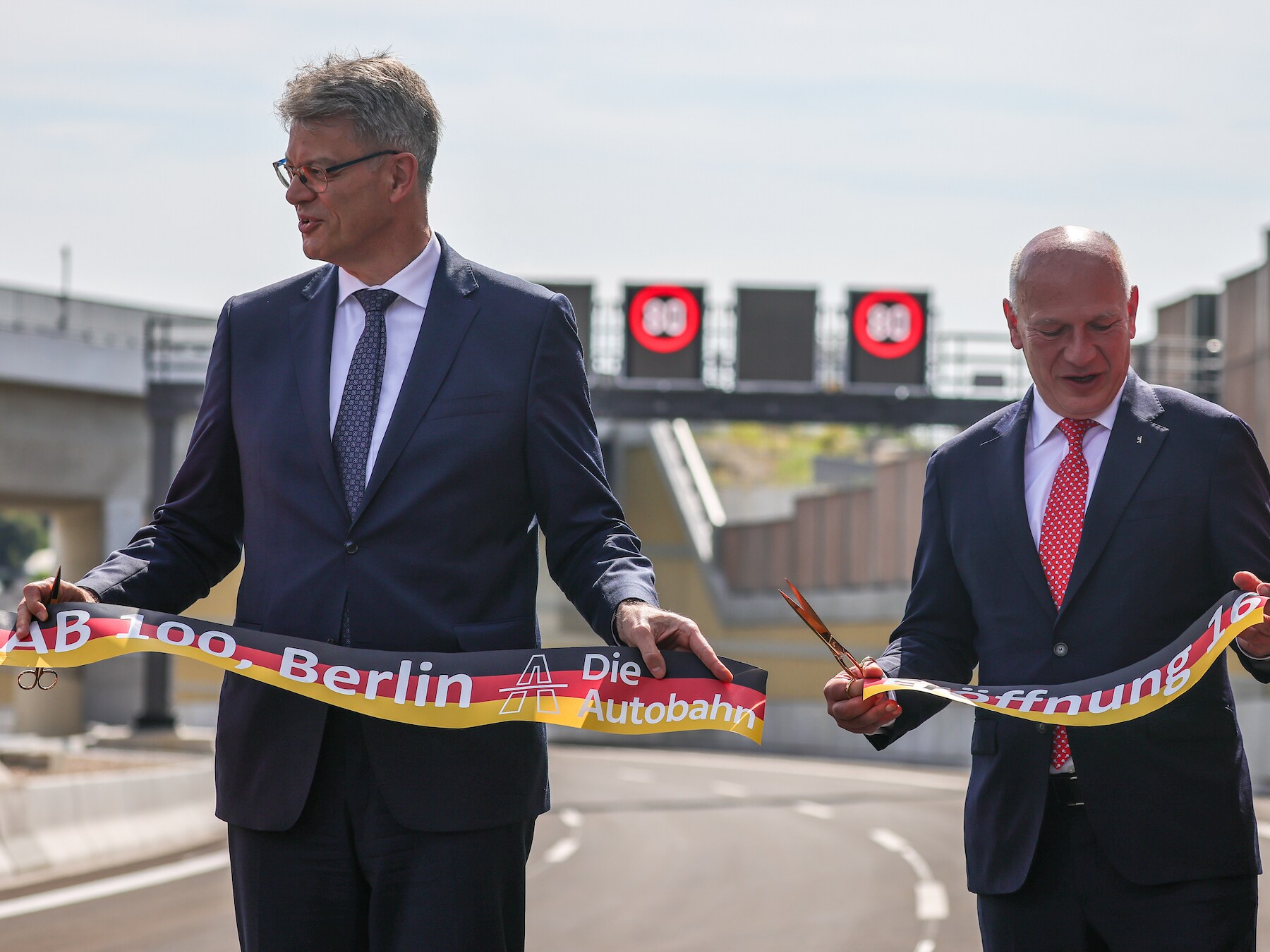 Wie grens naar Duitsland oversteekt merkt meteen verschil in wegdek: 'Gammele bruggen vormen een gevaar'