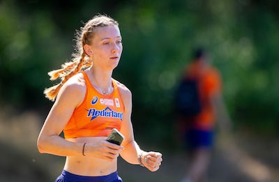 Femke Broeders-Bol in actie in series 800 meter, hordeloper Van der Schaaf door naar halve finales