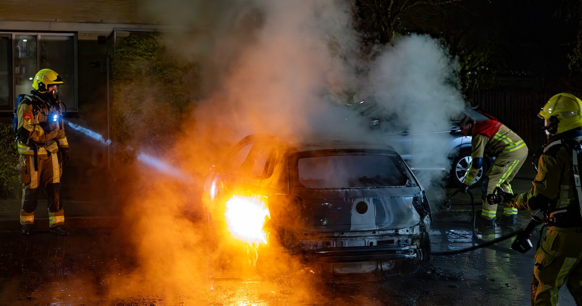 Auto gaat in vlammen op in Hoofddorp