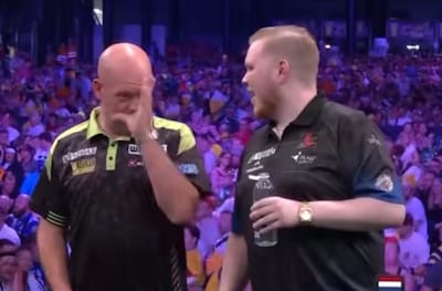 Comedy Capers in Kopenhagen: toernooiwinnaar Michael van Gerwen stuurt ‘Elvis Presley’ weg tijdens dartspartij