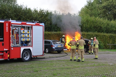 Autobrand op parkeerplaats van landgoed Prattenburg in Rhenen
