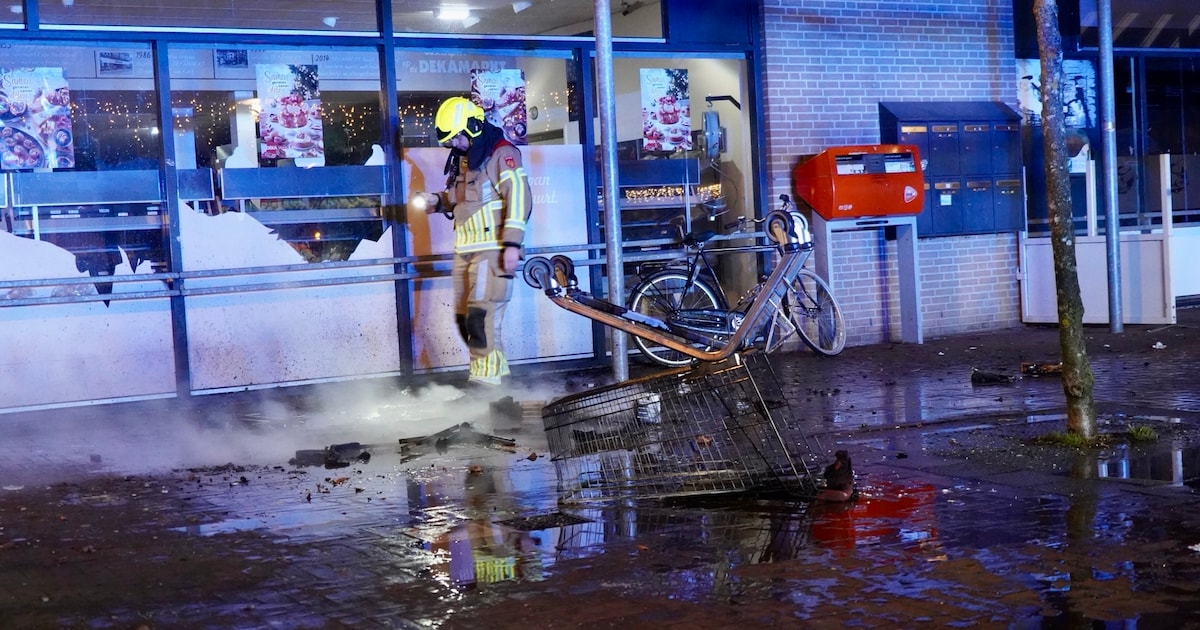 Hulpdiensten beschoten met vuurwerk tijdens brand in Andijk