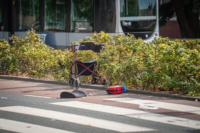 Oudere vrouw met rollator zwaargewond na aanrijding in Rotterdam-IJsselmonde