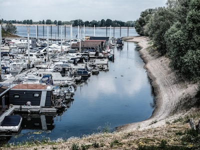 Nieuw slachtoffer van droogte, jachten kunnen de haven niet meer uit: ‘En we kunnen ook niet meer na