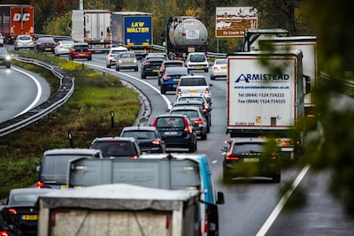 Kletsnatte dag voor de boeg, vooral voor de kustprovincies: files verwacht door ov-staking en felle regenbuien
