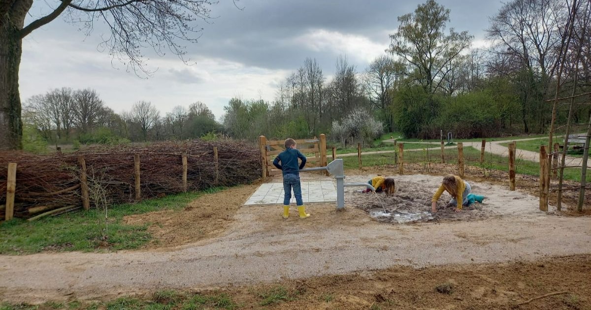 Lekker ravotten: nieuwe natuurspeelplek met watertap in Doetinchem