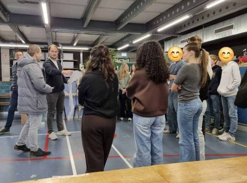 Het VVD-raadslid stemt op een middelbare school in Gorinchem en geeft les over democratie.