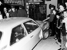 Een botsing tussen twee auto’s eindigt in de winkel: een grote ravage zonder gewonden