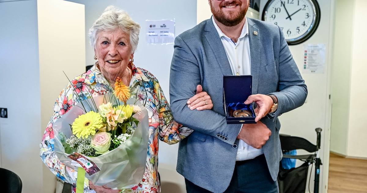 Midi Romer krijgt Capels Compliment voor vrijwilligerswerk in Oostgaarde
