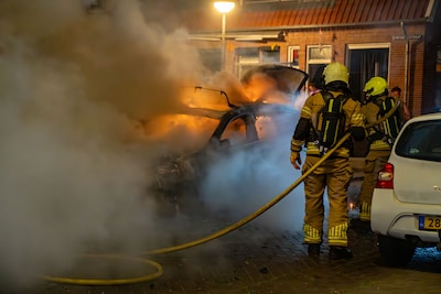 Auto volledig uitgebrand aan Reigerstraat in Deventer