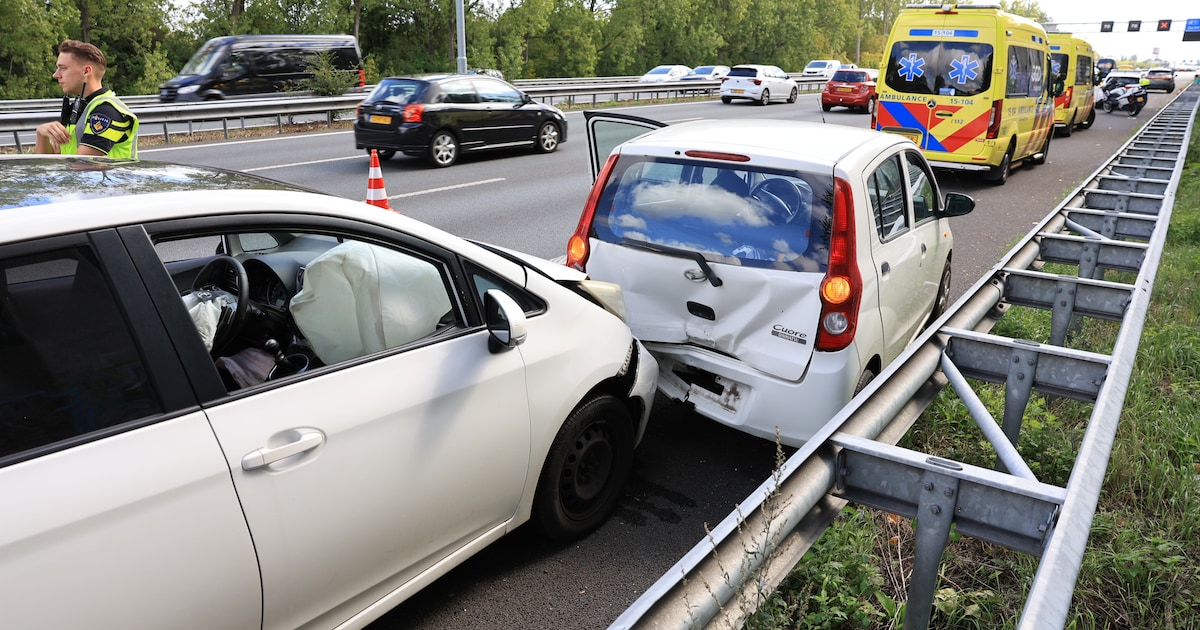 Auto met caravan botst op A13 in Delft