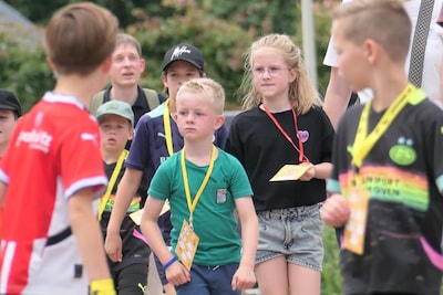 Kinderen lopen Mini Kennedymars door Someren met optreden van Fenna Ramos