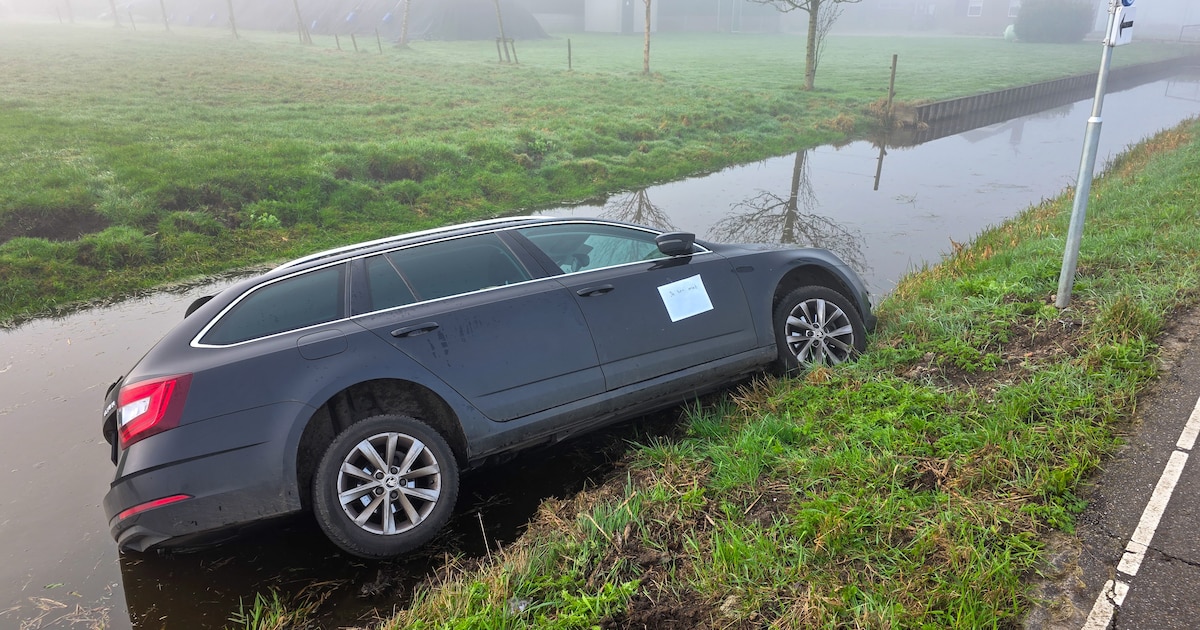 Automobilist belandt deels in water bij Streefkerk: 'Ik ben eruit'