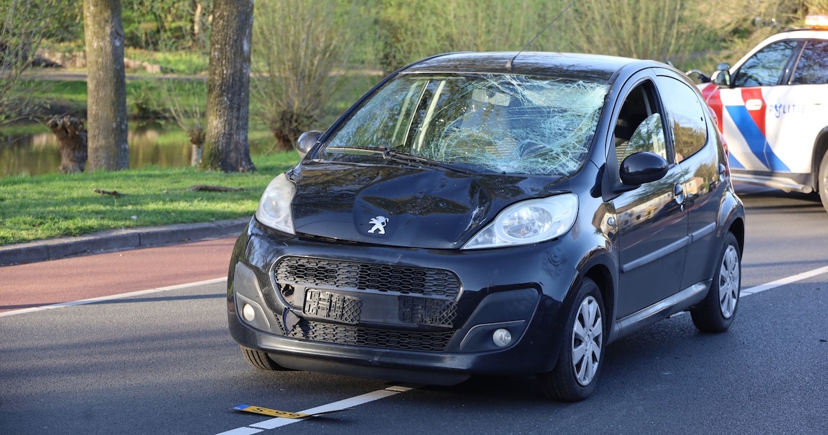 Fietser belandt op voorruit van auto bij botsing in Uden, slachtoffer naar het ziekenhuis