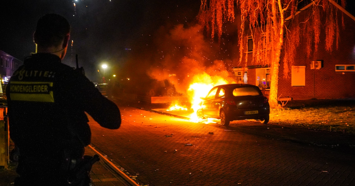 Voorkant van auto in brand in de Jozef Israëlsstraat in Coevorden