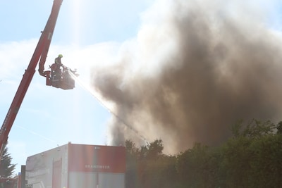 Veel rook bij brand in loods in Wadenoijen