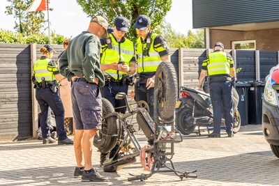 Politie neemt illegale fatbike in beslag en bekeurt dronken schippers in Vinkeveen