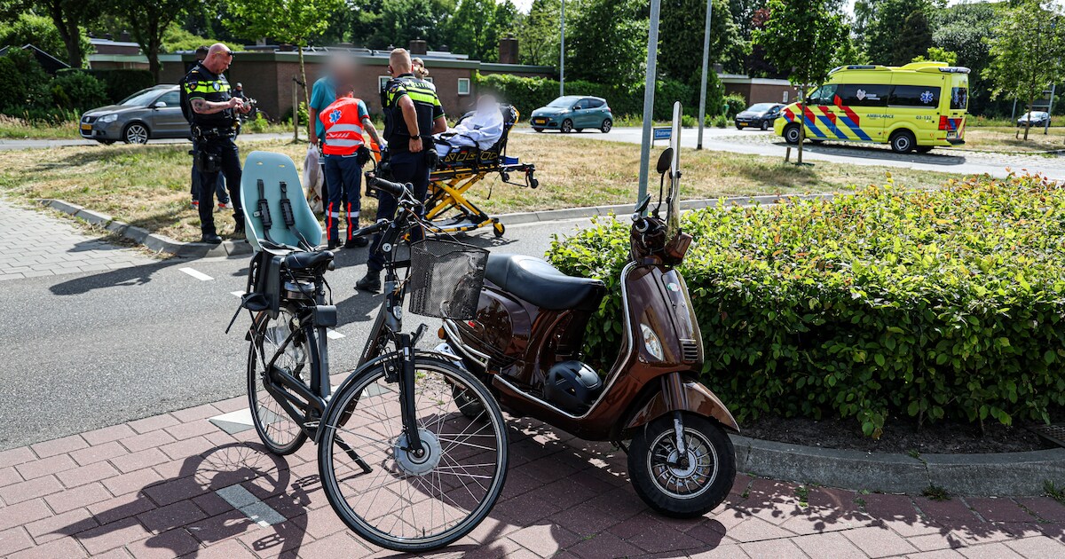 Fietser gewond naar het ziekenhuis na botsing met scooterrijder in Emmen | 112 nieuws Emmen