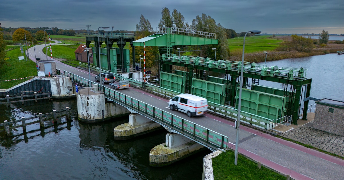 Brug bij Kraggenburg is toe aan groot onderhoud en daar gaat verkeer flink wat van merken