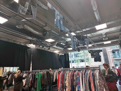 Kerstoutfit nodig? Bij deze vintage kilosale in Eindhoven shop je voor een prikkie