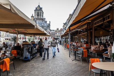 Delft houdt voet bij stuk in terrasstrijd Markt: geen uitstel, illegale bouwwerken moeten weg