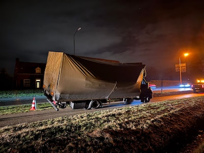 Lading gaat schuiven in bakwagen, truck dreigt om te vallen in Beek en Donk