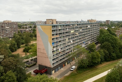 Buurvrouw veroorzaakt muizenplaag en heftige stank, flatbewoners hangen de was niet eens meer buiten
