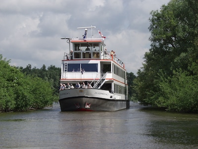 de-zilvermeeuw-de-zonnebloem-boot-waarmee-in-2024-deelnemers-van-de-afdeling-cuijk-werden-rondgevaren-over-de-maas