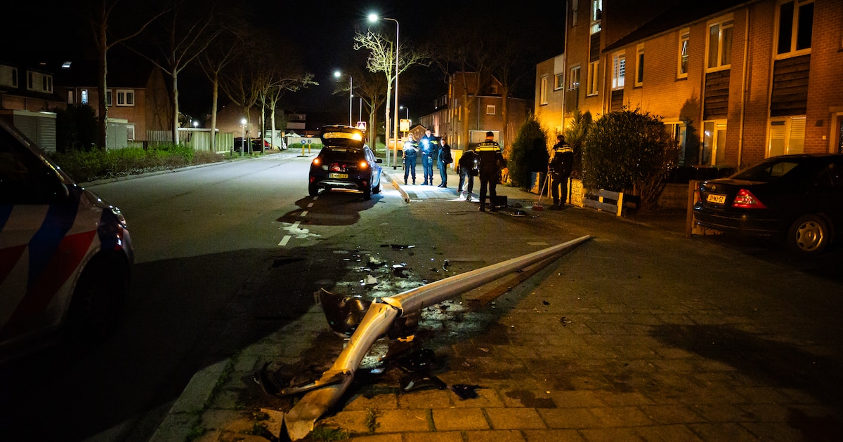 Automobilist rijdt lantaarnpaal omver in Spijkenisse