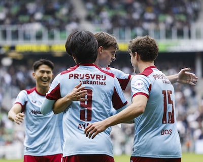 Koploper Feyenoord overleeft Groningse storm in slotfase en knokt zich naar nipte zege
