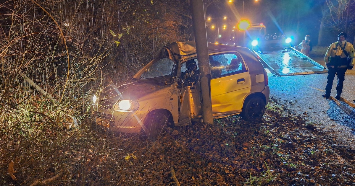 Bestuurder gewond na botsing tegen paal op de Laan van Darmstadt in Alkmaar