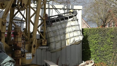 Watertank stort neer op bouwkeet: bouwvakker (45) overlijdt bij ongeluk net over de grens