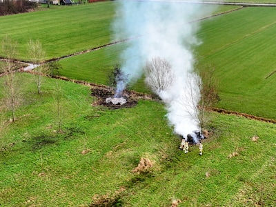 Brandende hooibalen aan Vogelenzangseweg in Lienden zorgen voor veel rook