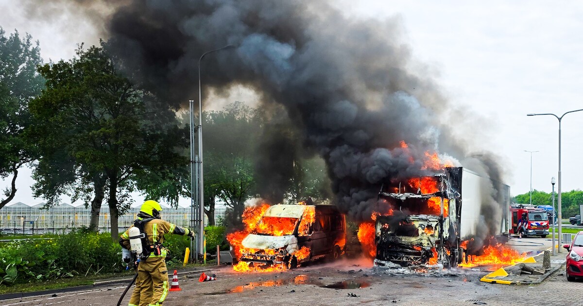 Brand in vrachtwagen langs A16 slaat over op bestelbus, tankstation stilgelegd