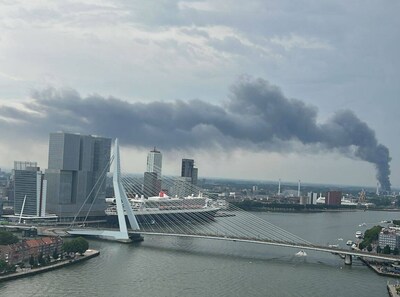 Vlammenzee in Rotterdam na uren onder controle: minder rook, stankoverlast blijft